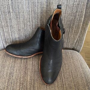 Kork-Ease Black Leather Women’s Ankle Boots Booties Slip On Low Heel Size 9M GUC